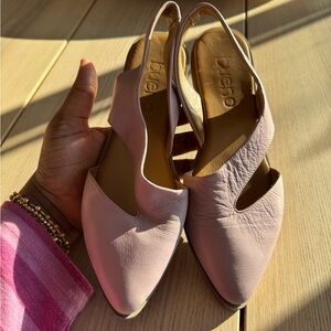 Bueno Women's Light Pink Slingback Flats